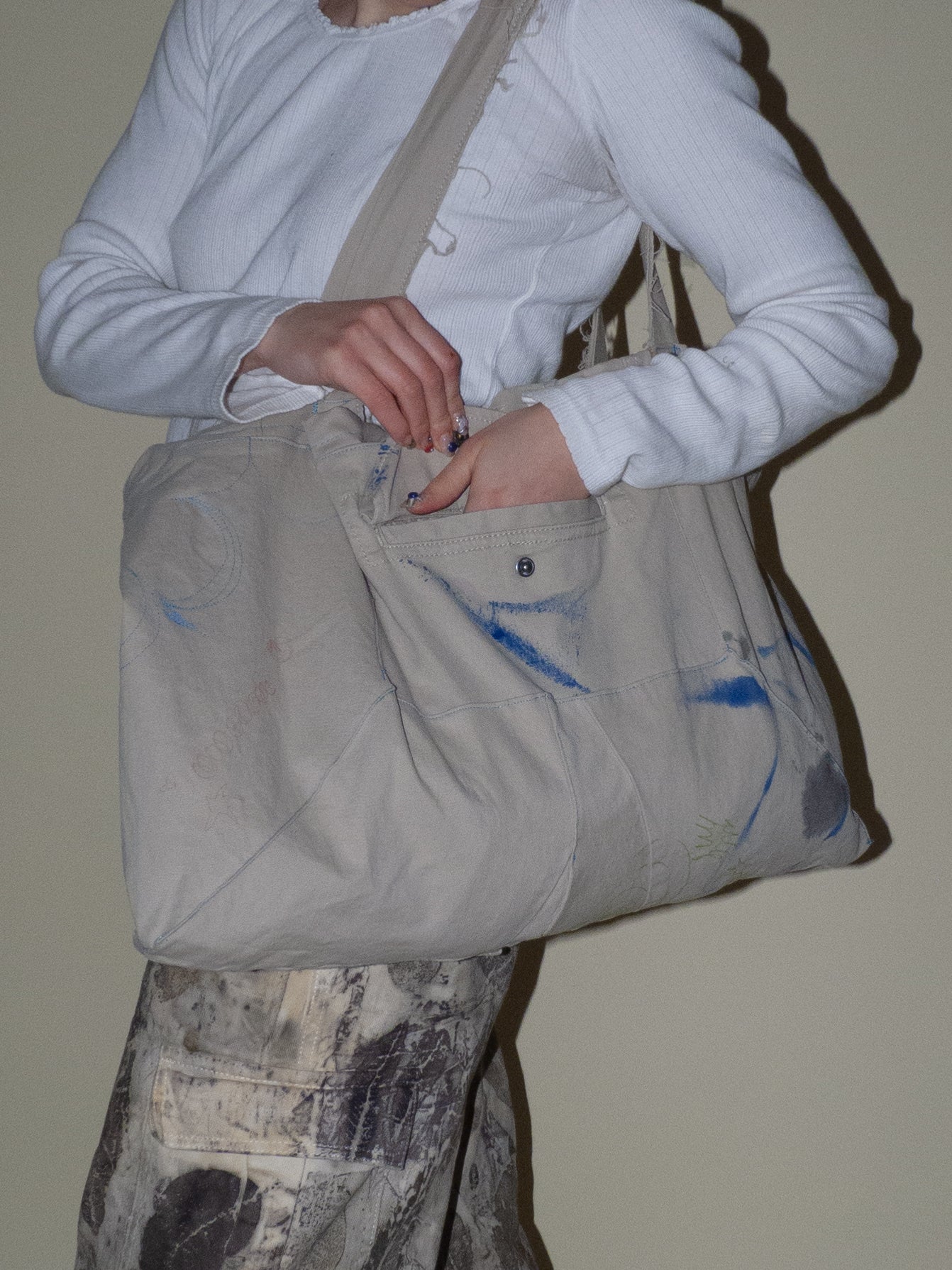 multi pocket shoulder bag